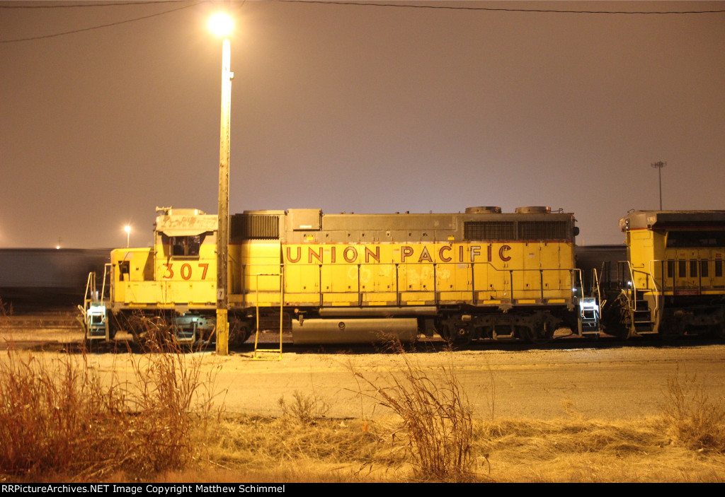 UP 307 GP38-2
